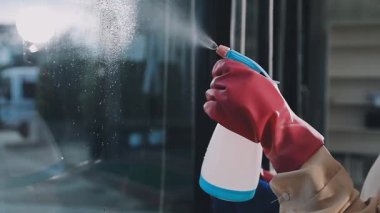 Kapalı - koruyucu eldivenli bir adam evde cam yıkıyor