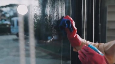 Kadının evi fırçayla temizlemesine yakın dur.