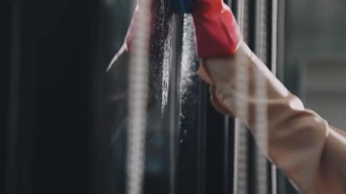 Kadın pencereyi fırçayla yıkıyor