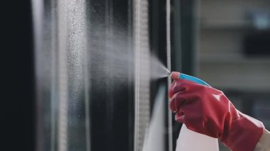 Koruyucu üniformalı bir işçiyi bir bardak suyla kapatın..