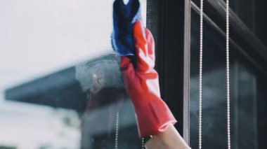 Pencere temizleme. Mavi pencereli pencere. Pencereyi temizleyen kadın.