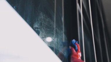 Koruyucu maskeli ve lastik eldivenli adam.