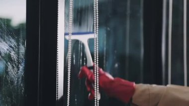 Kadın pencereyi paçavra ve bezle temizliyor. temizlik servisi