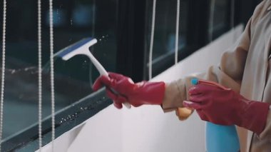 Apartman dairesinde pencereli cam boyamak için sprey silah kullanan işçiler..