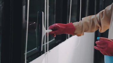 Pencere temizleniyor.