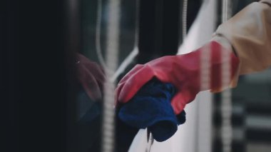 Paçavrayla pencereyi temizle