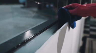 Pencereleri paçavrayla temizlemek