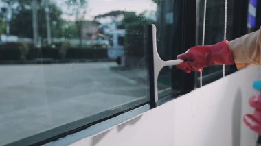 Kadın pencereleri fırçayla temizliyor