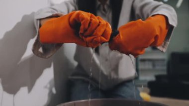 Eldivenli, fırçalı adam.