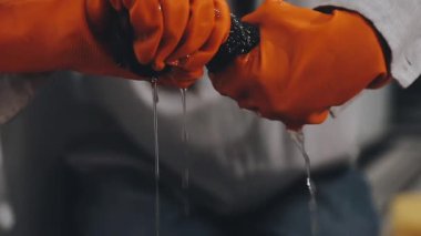 Metal saplı ve koruyucu eldivenli koruyucu kasklı bir işçi.