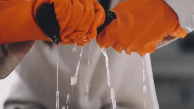 Metal fırçalı koruyucu kıyafetli bir işçi.