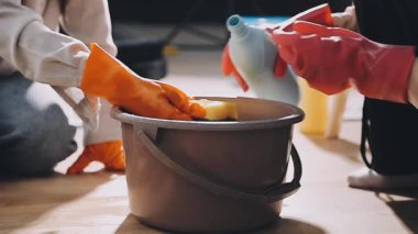 Çömlek atölyesine kilden çömlek koyan bir kadın işçiye yakın durun.