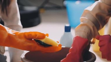 Stüdyoda kil resim ustası.