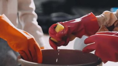 Kapalı - kırmızı fırçalı bir ressamın elleri.