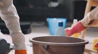 Beyaz bir masa üzerinde fırça ve boya fırçasıyla bir ressamın ellerini kapat..