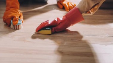 Kadın odada, evi temizliyor.