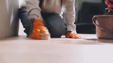 Yakın plan. Mutfakta beyaz eldivenli ve eldivenli genç bir bayan..