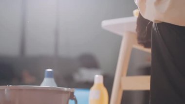 Mutfakta kadının el ele tutuşan şişesini kapat.