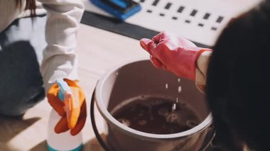 Kadın elini bir kova suyla kapat.