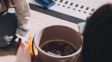 Kovayı temizleyen kadın