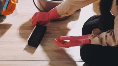 İşçi odaya kaplama döşeme kuruyor.