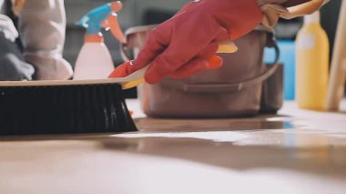 Mutfakta kadın temizlik masasını paçavra ve spreyle kapatın.