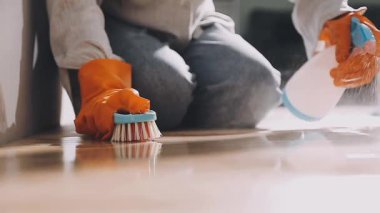 Bir kadın eli, fırçayla bir duvar boyuyor.