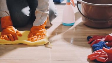 Lastik eldivenli kadın ev işi yapıyor.