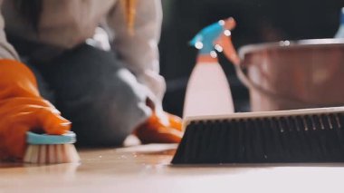Ev hanımlarının temizlik işlerini yaparken yakın çekim görüntüsü.