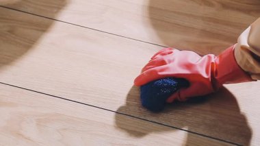 Kapalı - lastik çizmeli bir kadın ayağı.