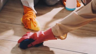 Çorapla kadın bacaklarını kapat.