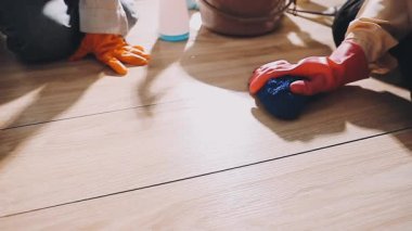 Baba evde koruyucu maskeli küçük bir kıza yardım ediyor. Koronavirüs salgını.