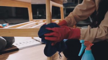 Atölyede çalışan bir kadın. Mavi elbiseli kız..