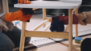 Kadın işçi koruyucu eldivenler ve odun boyama eldivenleriyle