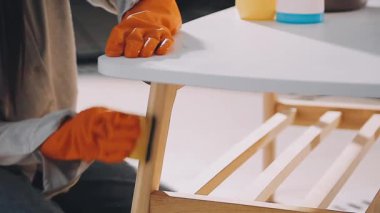 Mobilyalarla uğraşan üniformalı bir adama yaklaş.