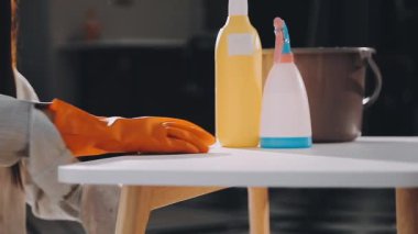 Kadın ellerinin fırçayı tutuş şeklini al