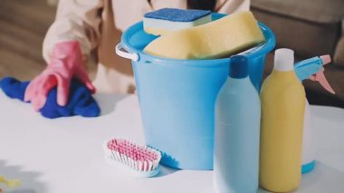 Temizlik konsepti Mutfakta elinde sprey şişesi olan bir kadın..