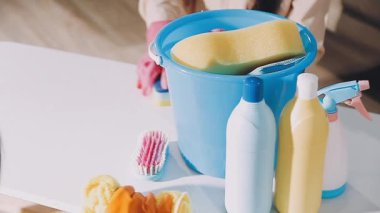 Temizlik konsepti Mutfakta temizlik aletleri