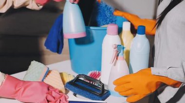 Ev için temizlik malzemeleri ve ekipmanları.