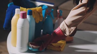 Yakın - fırça ve temizlik malzemeleri ile el ele