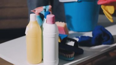 Temizlik malzemeleri ve ekipmanlar banyoda.