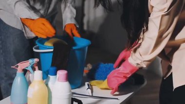 Beyaz önlüklü genç kadın yerleri temizliyor. temizlik