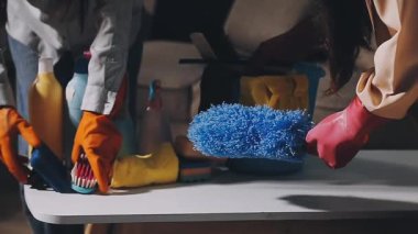 Kadının el temizleme masasını süngerle kapatın.