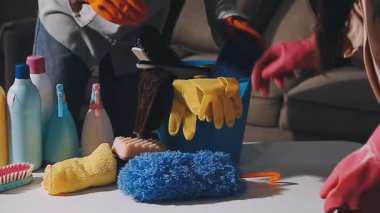 Ev için temizlik ekipmanları ve aletleri