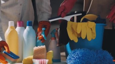 Bir odada temizlik ekipmanı ve araçları