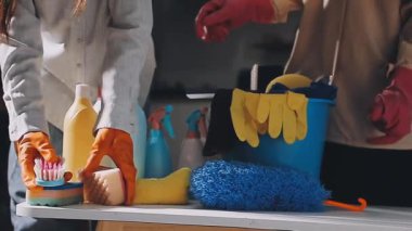 Ofisteki temizlik ekipmanları.