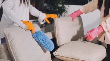 Kanepeyi temizleyen kadın.