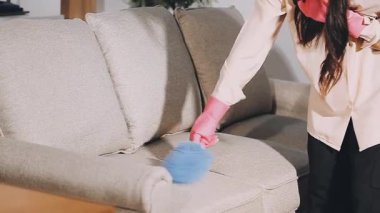 Elinde elektrikli süpürge olan bir kadın.