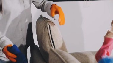 Modern bir ev ofisinde temizlik yapan kadın.