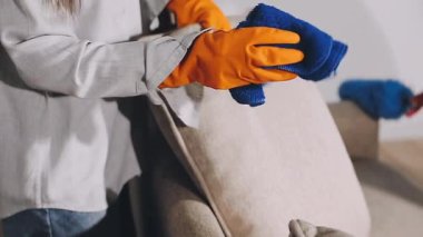 Kanepede mavi eldivenli genç bir kadın var..